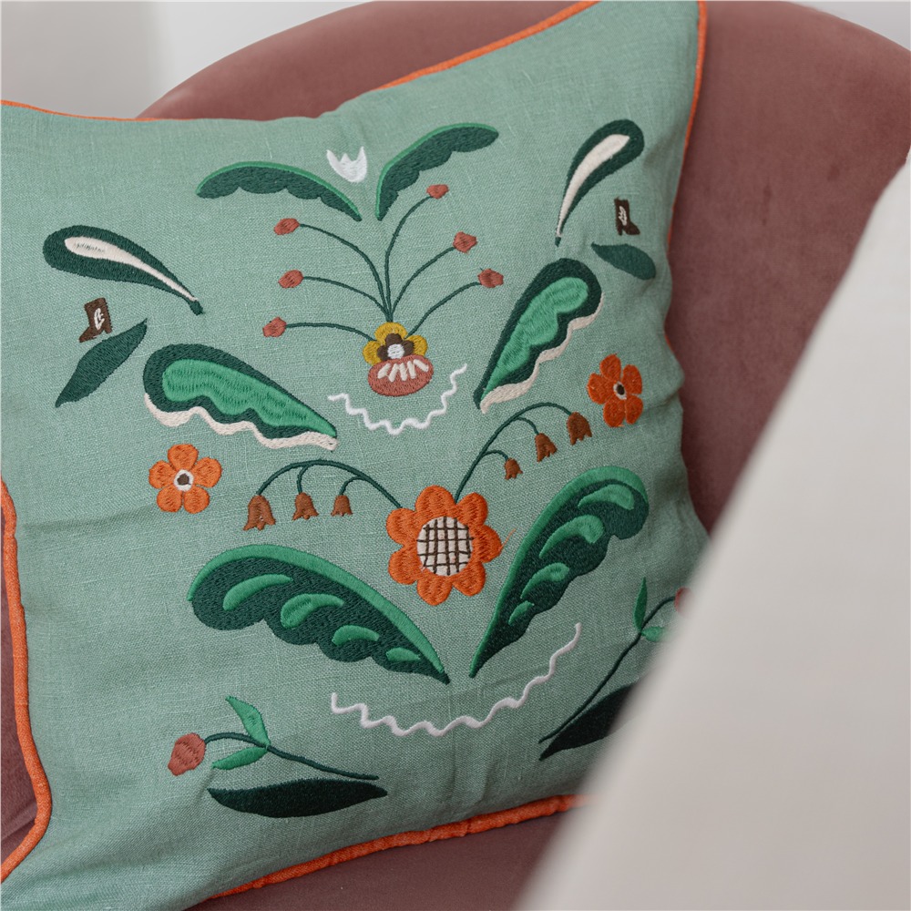 Coussin Décoratif Vert Céladon Brodé Doré Avec Pompons 40 X 40 Cm - Coussin