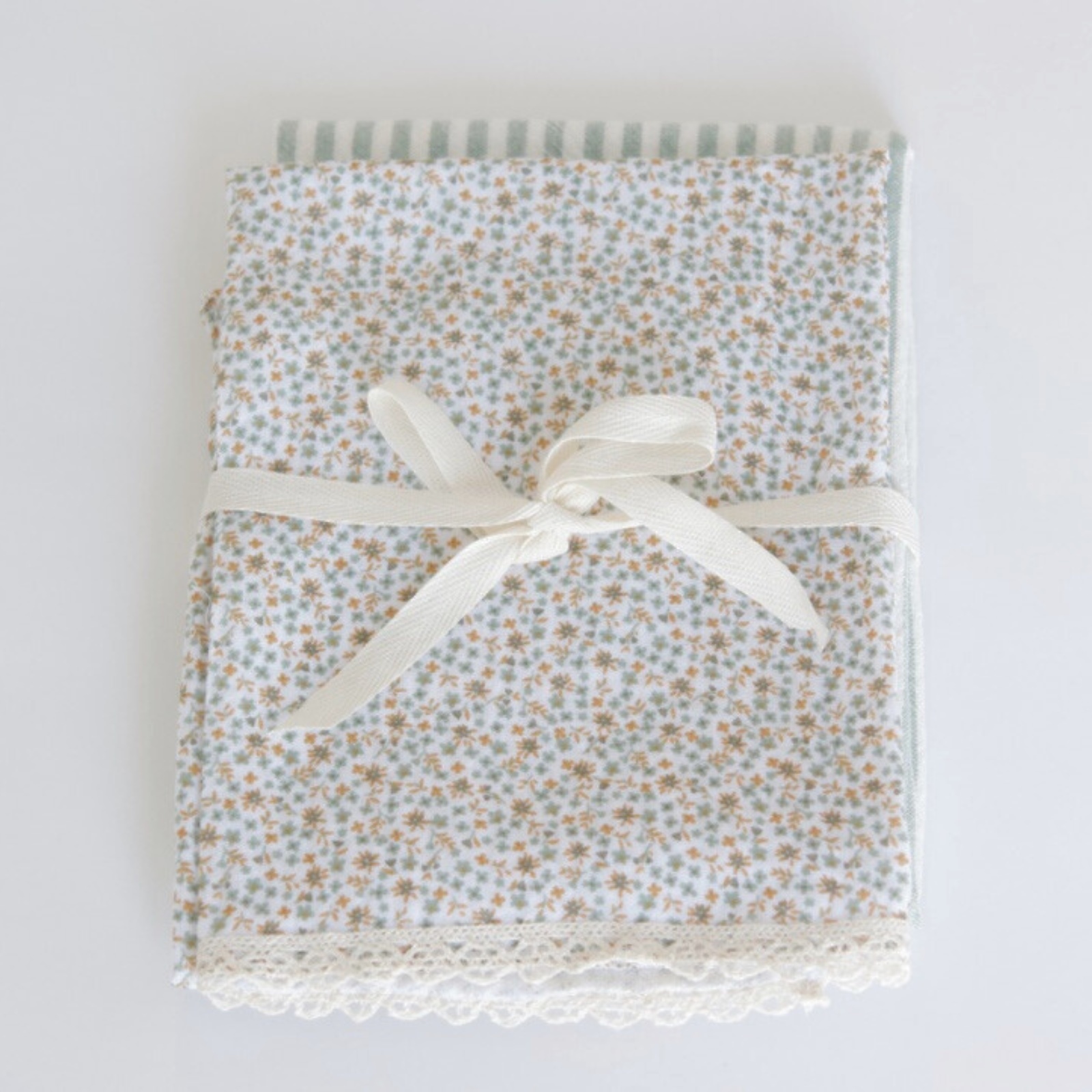 Nappe Festonnée Crème Avec Jours Et Appliques Florales - Vintage Et Délicate